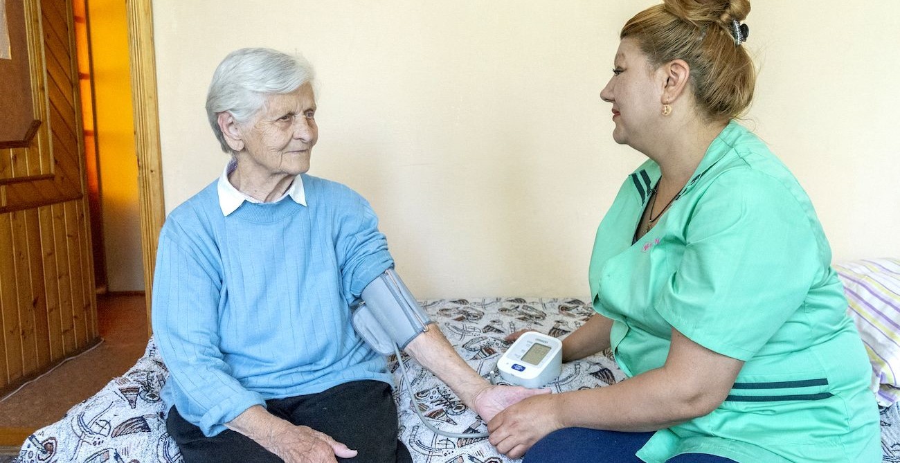 В чем заключается социальная помощь на дому пожилым людям